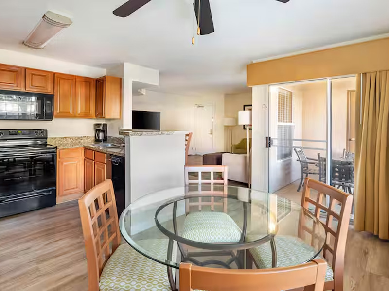 1 Bedroom 1 King Suite Accessible Tub