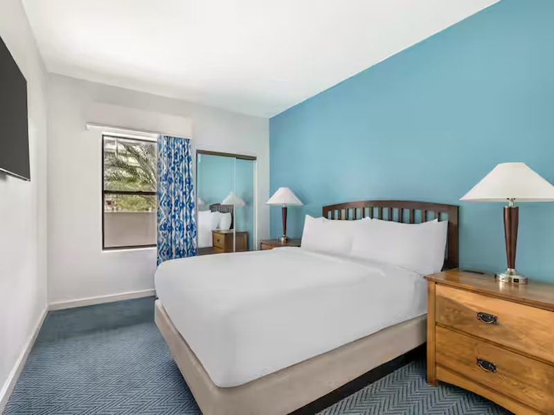 2 Bedroom 1 King 1 Queen or 2 Twins Suite