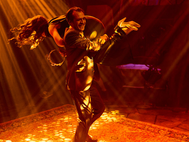 Oddyssey Manor - Ever-changing circus performances await around every corner - Oddyssey Manor