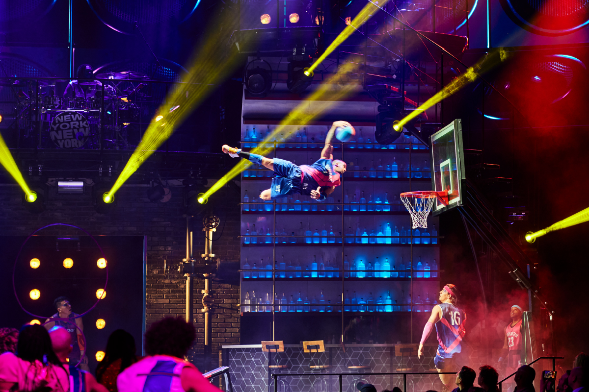 Mad Apple by Cirque du Soleil - Basketball Trick Shot Jumpers