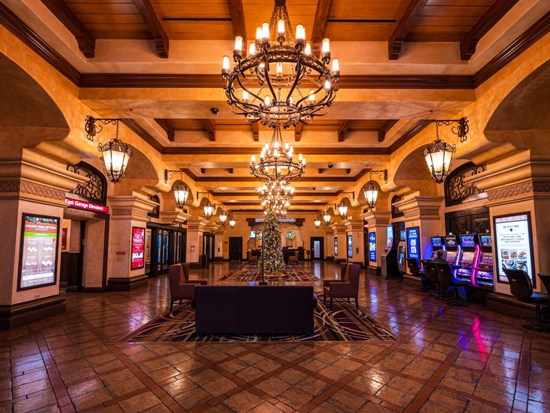 Santa Fe Station’s hotel lobby features warm Southwestern-inspired architecture, chandeliers, seating areas and convenient casino access.