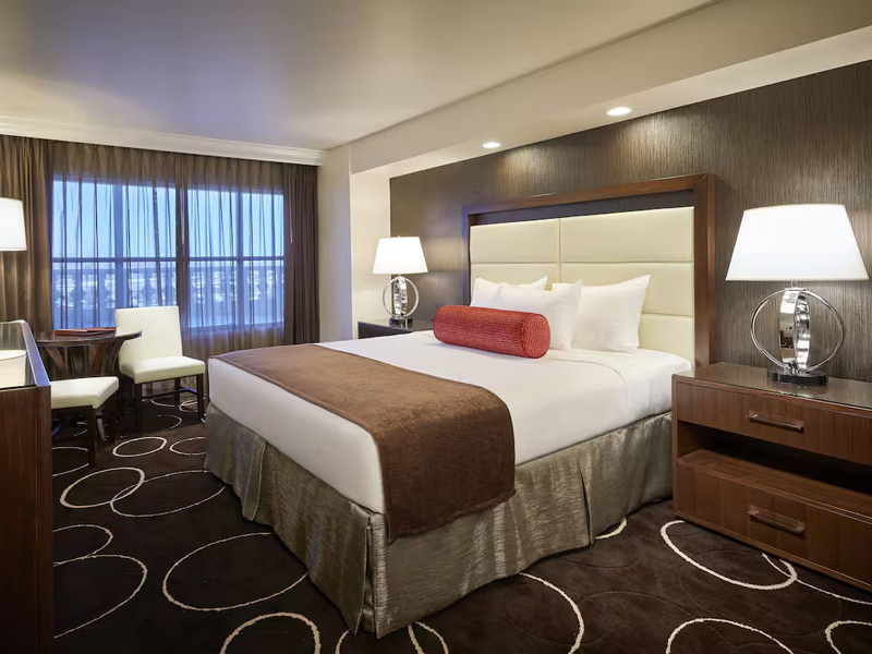 Executive Room, 1 King Bed, High Floor