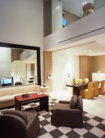 Living room in the one-bedroom Skyloft