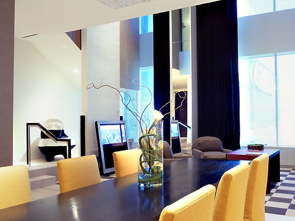 Dining table in one-bedroom Skyloft