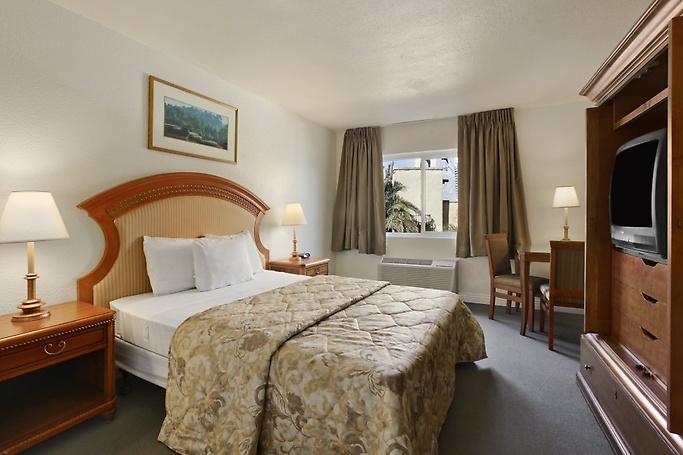 Single queen room